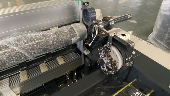 La máquina de bobina horizontal del rollo de la tela del paño cuenta un cuento torciendo el agua Jet Machine Textile